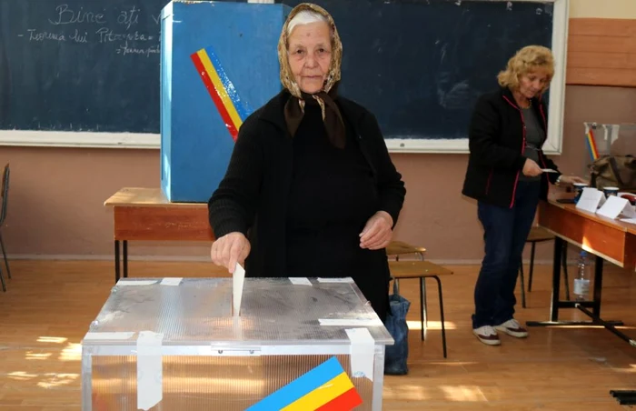 Imagine dintr-o secţie de votare amenajată în Colegiul Tehnic Domnul Tudor FOTO Alexandra Georgescu