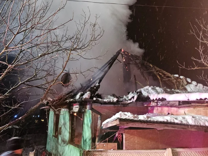 VIDEO Incendiu provocat de explozia unei butelii, într-o locuință din Alba. Două persoane sunt rănite