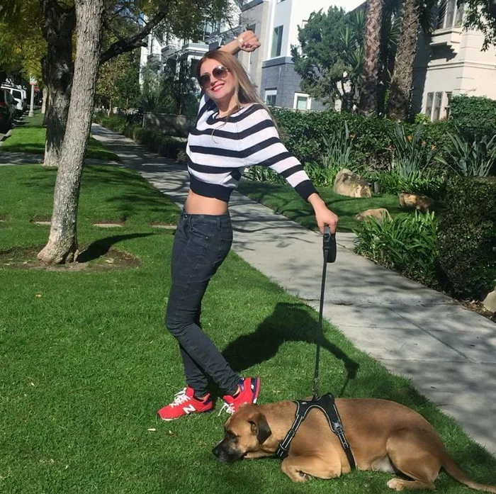 Cântăreaţa a întors toate privirile pe stradă