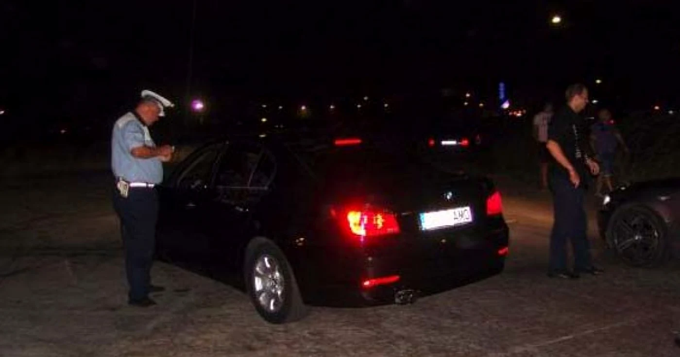 Cei doi tineri suspecţi acţionau noaptea şi se foloseau de propriile maşini pentru transportarea motorinei sustrase de la tiruri