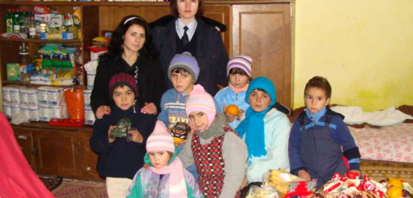 Pompierii mehedinţeni le-au adus celor zece fraţi alimente, dulciuri şi jucării 