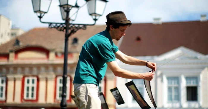 Artiştii se autopromovează, mulţi expunându-şi lucrările pe Facebook,
Twitter, Tumblr şi LinkedIn, precum şi pe site-urile lor proprii FOTO: Arhiva Adevărul