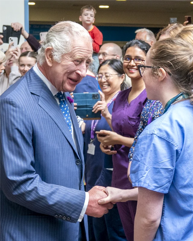 Regele Charles, mulțumind cadrelor medicale. FOTO: Casa Regală