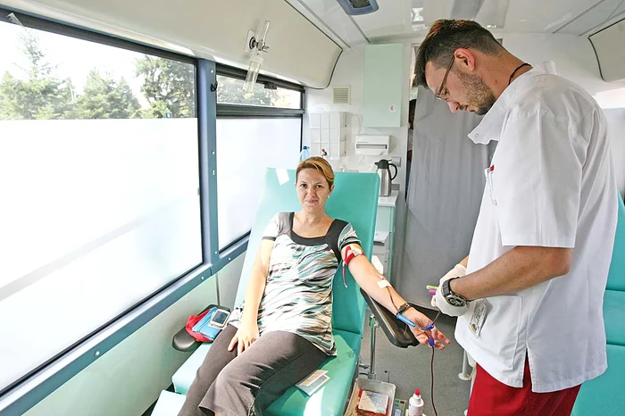Cristina Ilie (38 de ani) a stat câteva ore la coadă ca să doneze sânge în caravana din parc