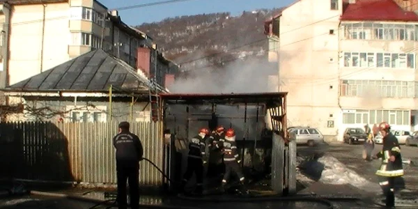 Incendiul a produs pagube și casei de lângă garajul în flăcări