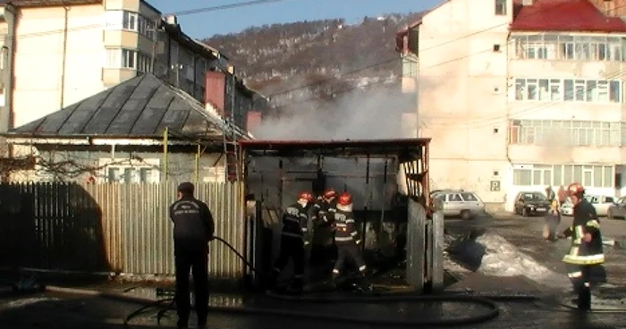 Incendiul a produs pagube și casei de lângă garajul în flăcări