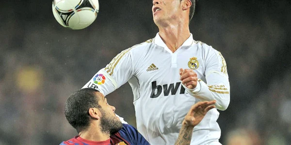 Ultimele dueluri dintre Dani Alves (stânga) şi Ronaldo au fost câştigate de portughez