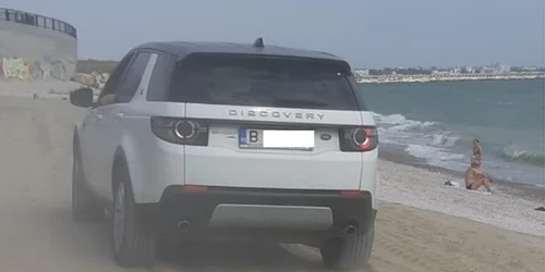 Maşină pe plajă FOTO FB Paul Fulea