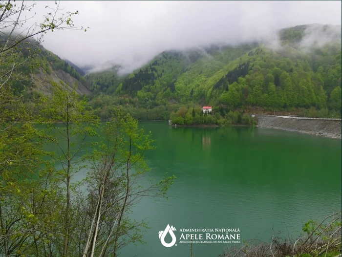 Barajul Rîuşor, construcţia pusă în anii 70-80 în calea apelor, întregeşte, împreună cu lacul de acumulare frumuseţea zonei turistice