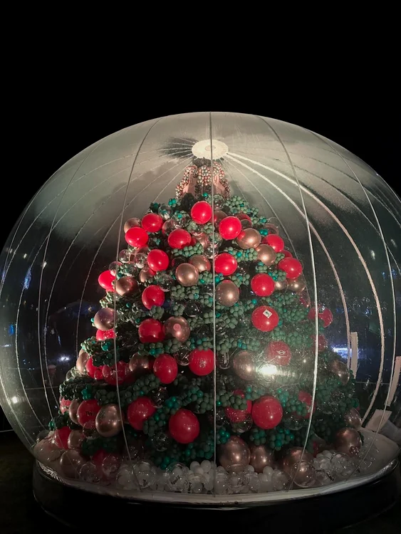 Un hotel din Anglia a înălțat un brad de Crăciun realizat din 100.000 de baloane (Foto: Instagram)