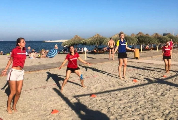 
    Componentele lotului feminin de tenis de masa, la antrenament pe plajă  