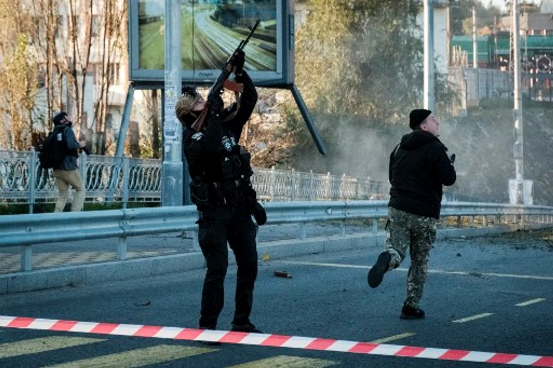 Polițiștii ucraineni au tras cu Kalashnikovurile asupra dronelor FOTO AFP