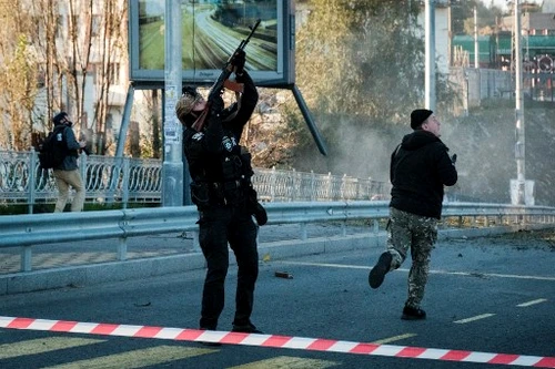Polițiștii ucraineni au tras cu Kalashnikovurile asupra dronelor FOTO AFP