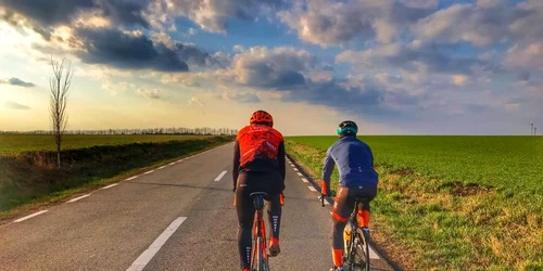 Biclisti pe un drum judetean din Galati FOTO Aociatia Bike Works (1) jpeg