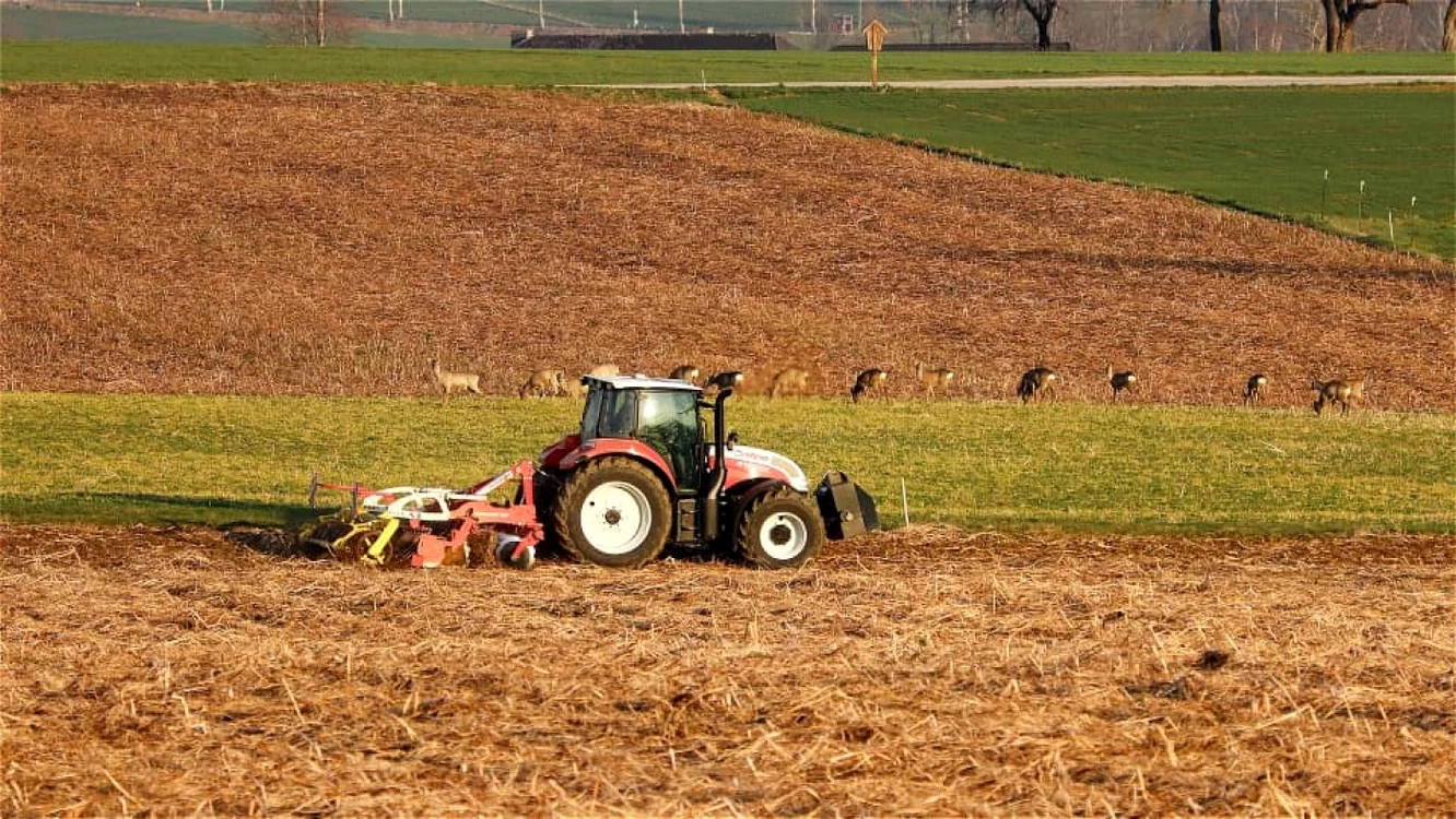 Agricultura ferme utilaje agricole foto
