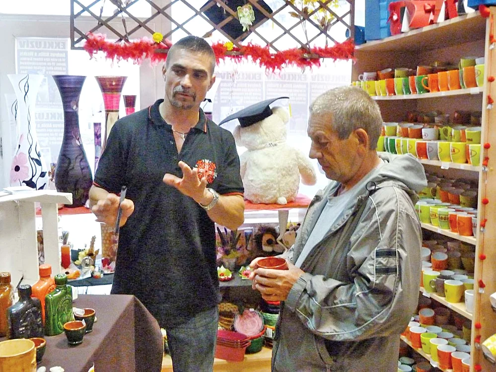 Fostul bandit, prezent la proiecţia filmului inspirat din viaţa sa, şi-a prezentat la Timişoara obiectele de ceramică