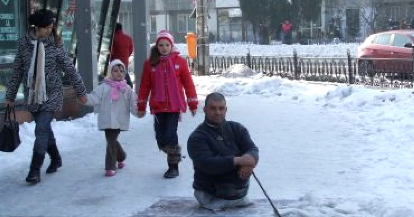 Petru Poenaru munceşte zilnic cel puţin şase ore pe zi la curăţatul trotuarelor pline de gheaţă