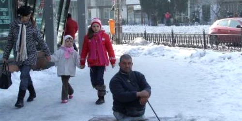 Petru Poenaru munceşte zilnic cel puţin şase ore pe zi la curăţatul trotuarelor pline de gheaţă