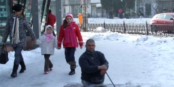 Petru Poenaru munceşte zilnic cel puţin şase ore pe zi la curăţatul trotuarelor pline de gheaţă
