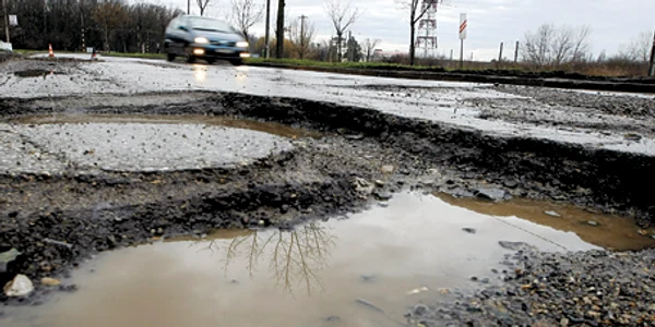 Şoferii din Reşiţa pot să-şi rupă din nou maşinile în gropi, o dată cu dispariţia zăpezii