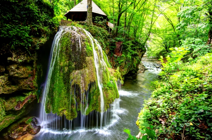 
    Cascada Bigăr înainte de prăbușireFoto: Shutterstock  