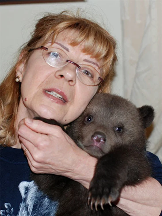 
    „Aici sunt”, pare să spună unul dintre „chiriașii” de la Zărnești   