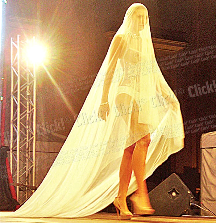 Adelina nu a purtat sutien nici pe sub rochii transparente