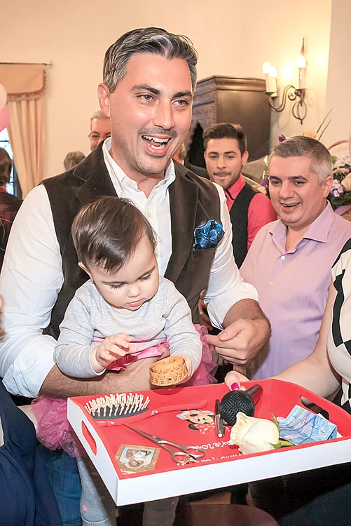 Elena a ales de pe tăviță metrul de croitorie, microfonul și cheile mașinii