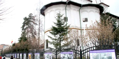 Expoziţie inedită pe gardul Bisericii „Toţi Sfinţii” cu bisericile şi blocurile mutate de ing. Iordăchescu