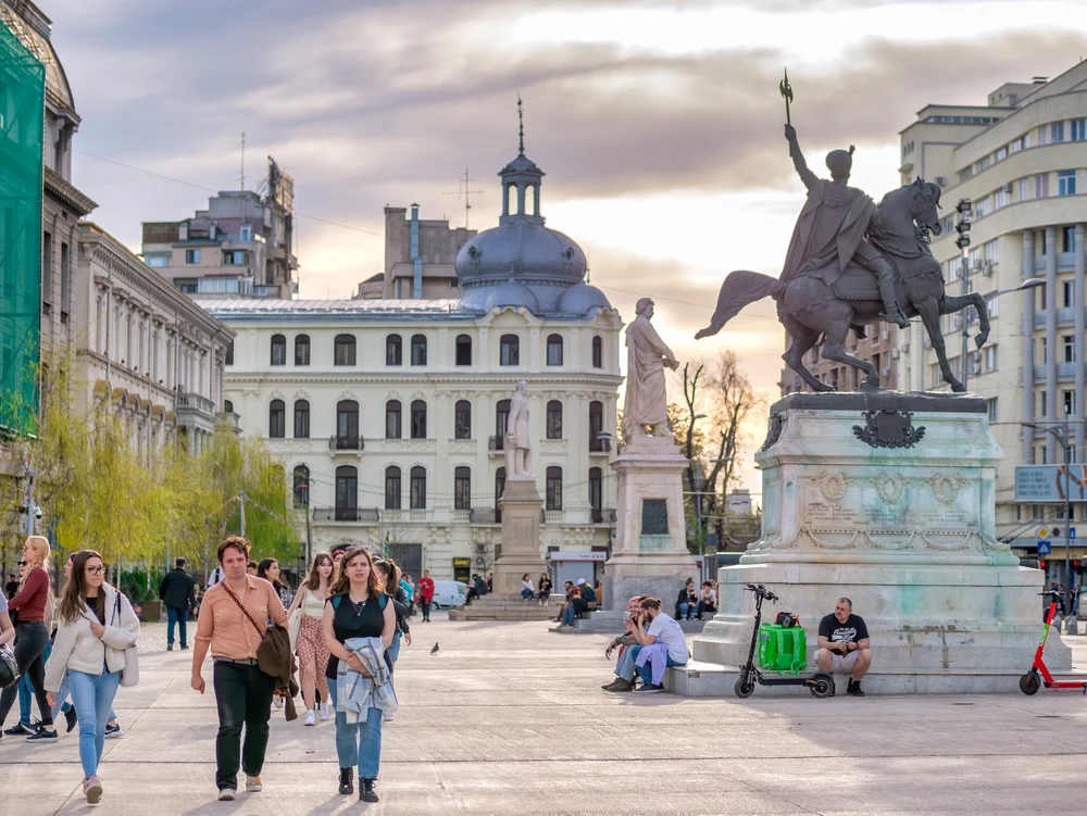 Lanțul slăbiciunilor din Capitală: mașini pe trotuar, biciclete printre pietoni și un oraș blocat în trafic. Ce e de făcut?