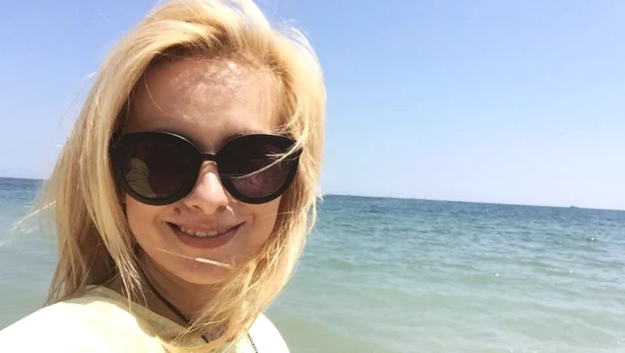 
    Simona Gherghe s-a lăsat cuprinsă de amintirile din liceufoto: arhiva personală  