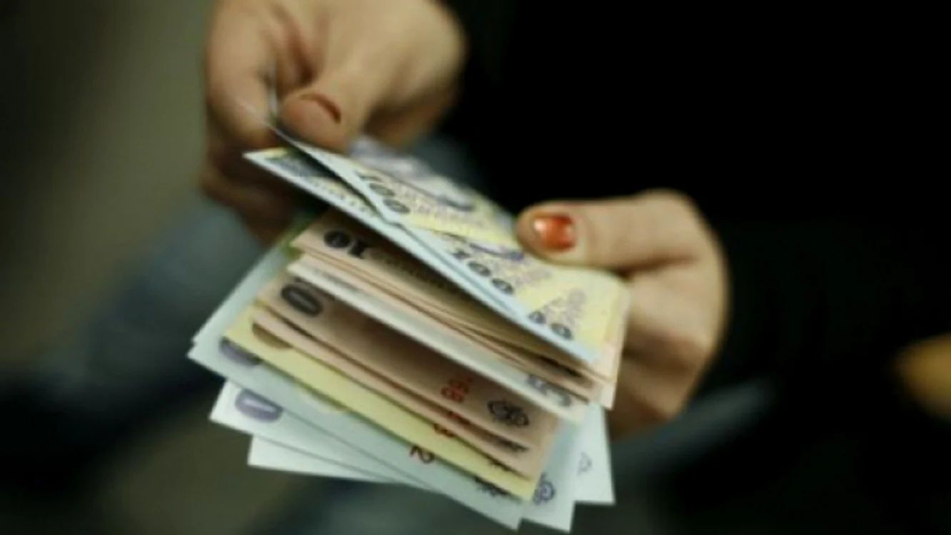 
    Pentru unii români a fi dat afară nu înseamnă decât un venit de lux  