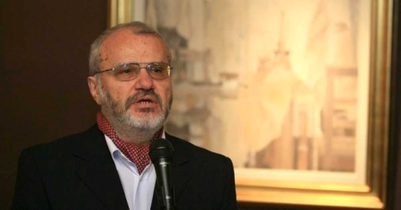 Stelian Ţurlea a îngrijit un album în trei volume despre Bucureştii în vremea lui Carol I FOTO: stirileprotv.ro