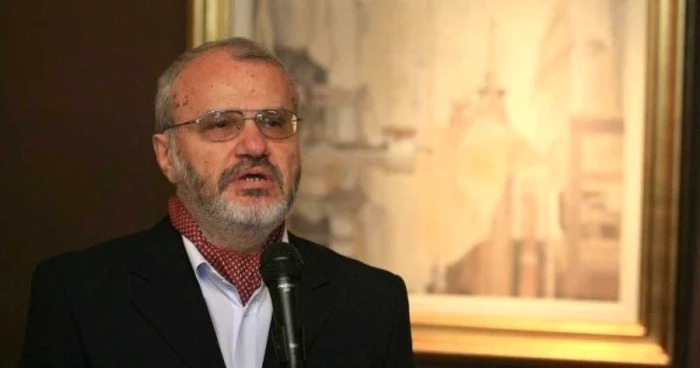 Stelian Ţurlea a îngrijit un album în trei volume despre Bucureştii în vremea lui Carol I FOTO: stirileprotv.ro