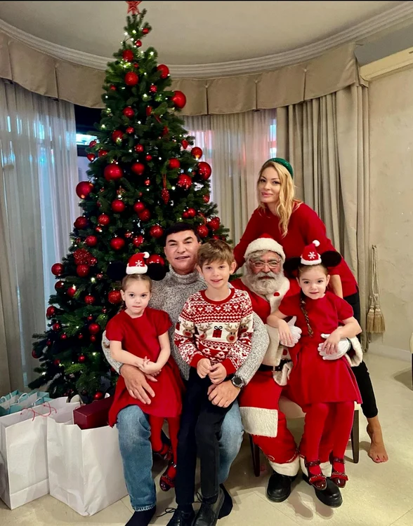 Valentina Pelinel și soțul ei, Cristian Borcea, îmbrăcați de sărbătoare, alături de copiii lor