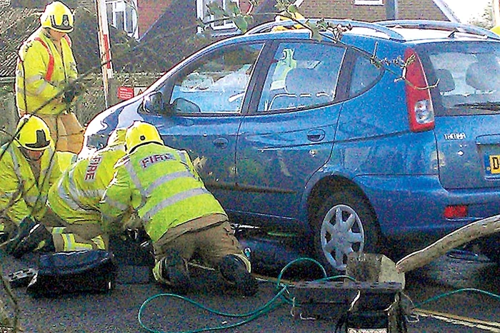 Bărbatul a stat prins sub roţile mașinii aproape 30 de minute