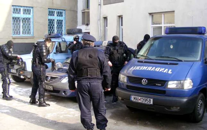 Reşiţa: A fost prins în timp ce fura un CD player dintr-un autoturism