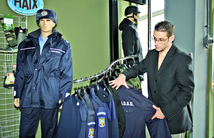 O firmă din Galaţi vinde haine militare doar după ce este verificată identitatea clientului