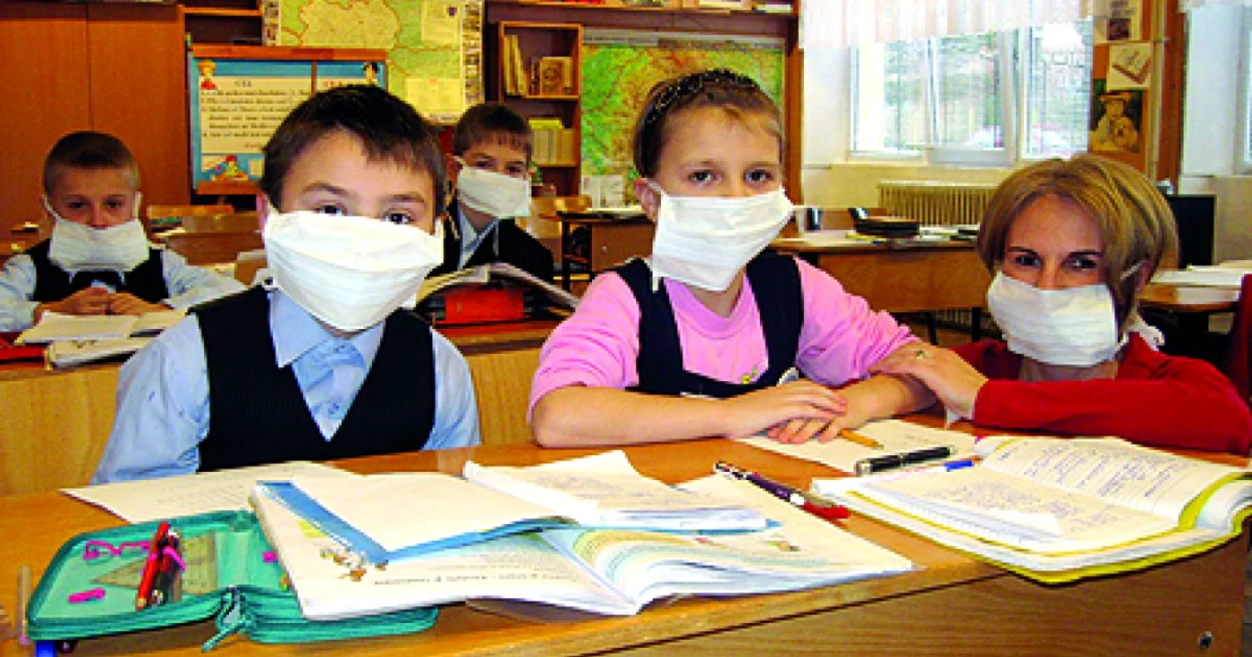 Elevii de la „Generală 7“ poartă măşti la ore pentru a se proteja de virusul pandemic care a panicat întregul oraş