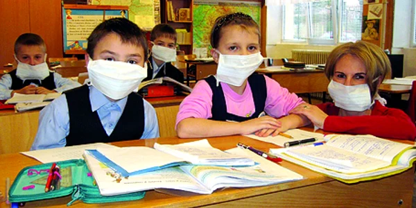 Elevii de la „Generală 7“ poartă măşti la ore pentru a se proteja de virusul pandemic care a panicat întregul oraş