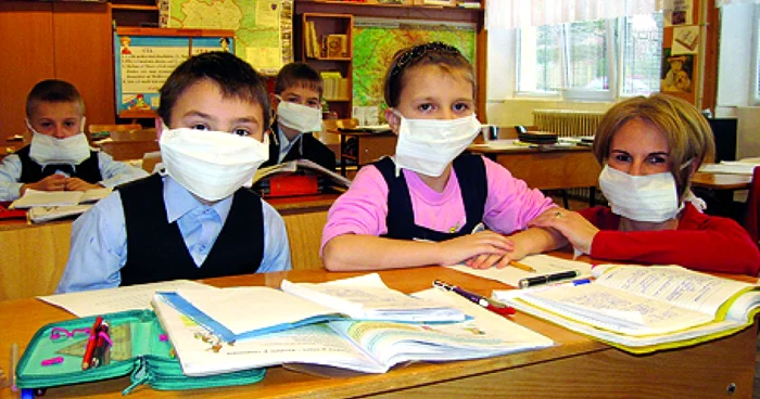 Elevii de la „Generală 7“ poartă măşti la ore pentru a se proteja de virusul pandemic care a panicat întregul oraş