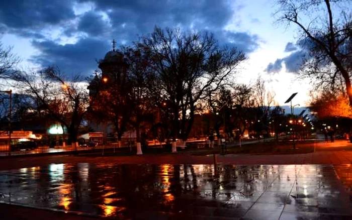 Parcul din faţa fostului cinematograf Patria a fost reabilitat foto: Lavinia Bazavan