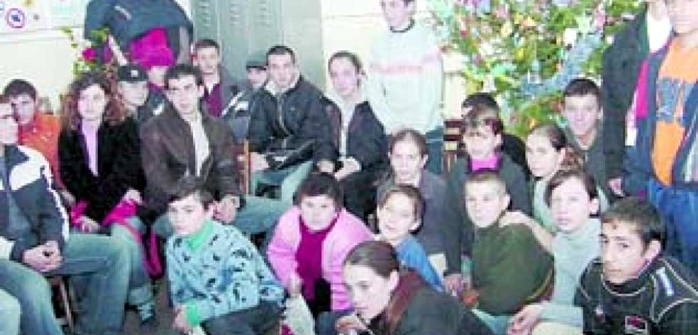 Şi în acest an vor fi copii care vor primi cadouri de la Crucea Roşie 