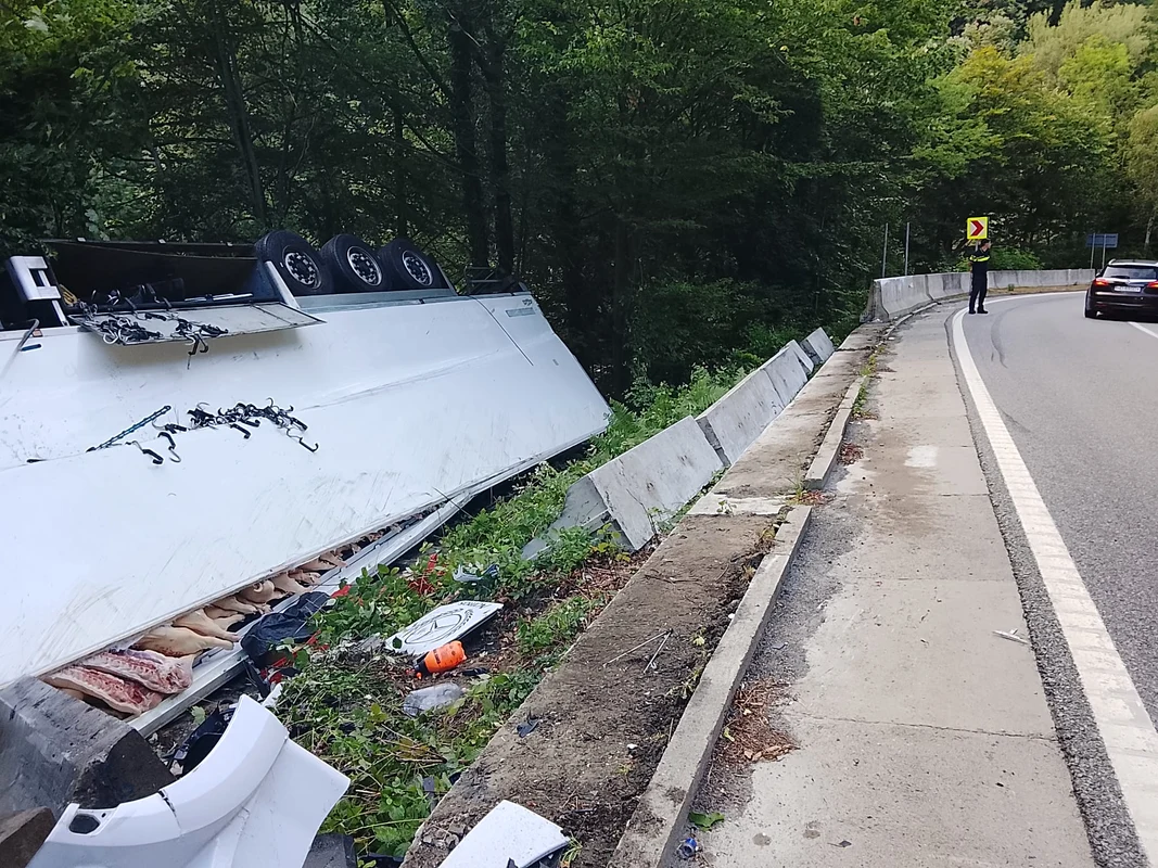Un TIR plin cu carcase de porc s-a răsturnat în afara părții carosabile, luni, pe DN 66. DRDP: Craiova