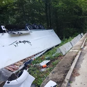 Un TIR plin cu carcase de porc s-a răsturnat în afara părții carosabile, luni, pe DN 66. DRDP: Craiova