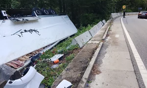Un TIR plin cu carcase de porc s-a răsturnat în afara părții carosabile, luni, pe DN 66. DRDP: Craiova