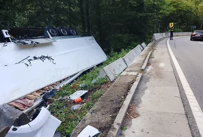 Un TIR plin cu carcase de porc s-a răsturnat în afara părții carosabile, luni, pe DN 66. DRDP: Craiova