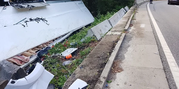 Un TIR plin cu carcase de porc s-a răsturnat în afara părții carosabile, luni, pe DN 66. DRDP: Craiova