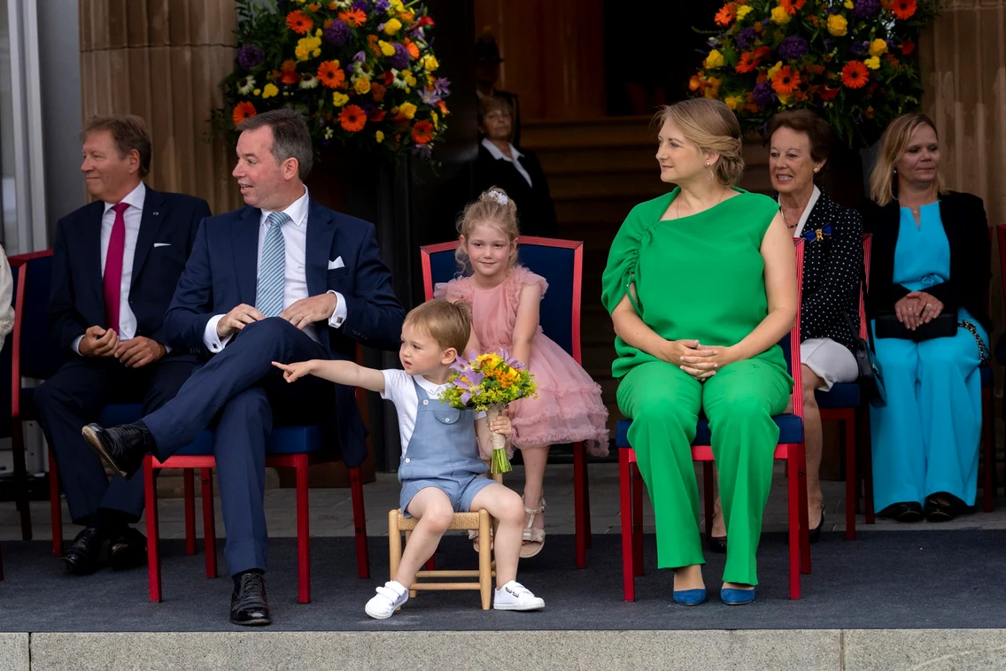 Marele Duce de Luxemburg, cu soția sa, Stephanie de Luxemburg, și fiul lor, Prințul Charles de Luxemburg, la festivitățile Zilei Naționale
