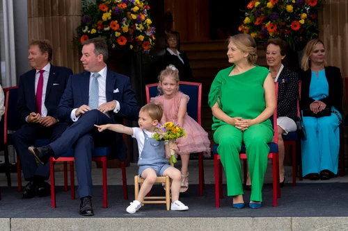 Marele Duce de Luxemburg, cu soția sa, Stephanie de Luxemburg, și fiul lor, Prințul Charles de Luxemburg, la festivitățile Zilei Naționale